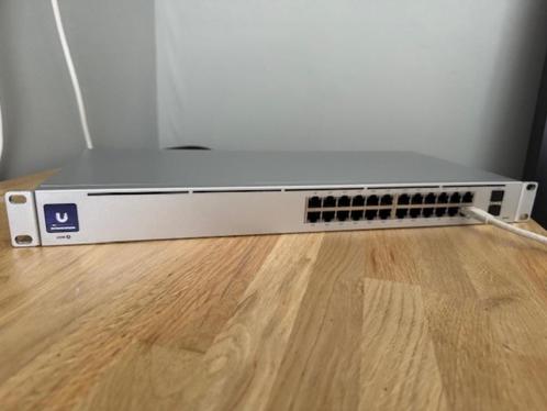 Ubiquiti UniFi - USW-24-POE - 24 Poort Switch waarvan 16 PoE, Computers en Software, Netwerk switches, Zo goed als nieuw, Ophalen