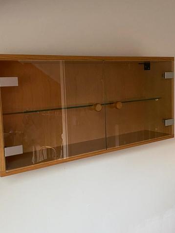 Mooie vintage glazen hangkast jaren 80 beschikbaar voor biedingen