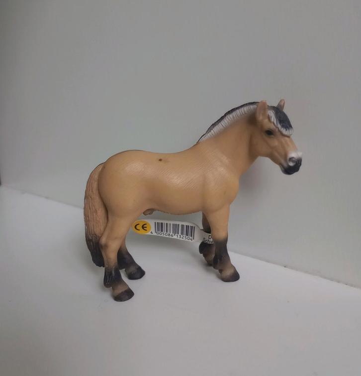 Schleich Fjord ruin 13250 met vaantje, Verzamelen, Dierenverzamelingen, Zo goed als nieuw, Beeldje of Figuurtje, Paard, Ophalen of Verzenden