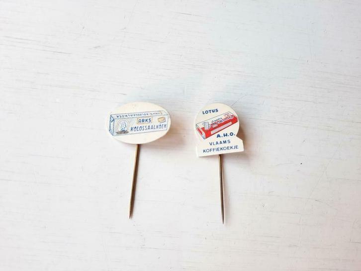 Lotus Vlaams Koffiekoekje & Arks Kolossaalkoek Speldjes, Verzamelen, Speldjes, Pins en Buttons, Zo goed als nieuw, Speldje of Pin