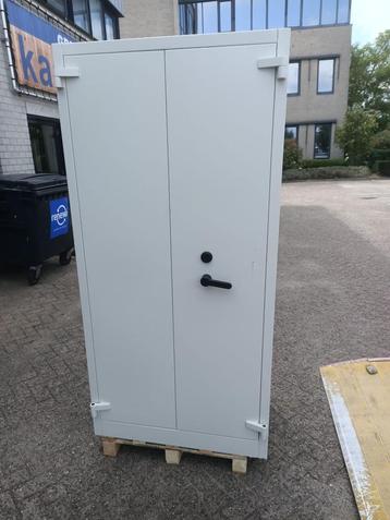 Wittkopp brandwerende kast, 198cmhoog, 55cm diep, 95cm breed beschikbaar voor biedingen