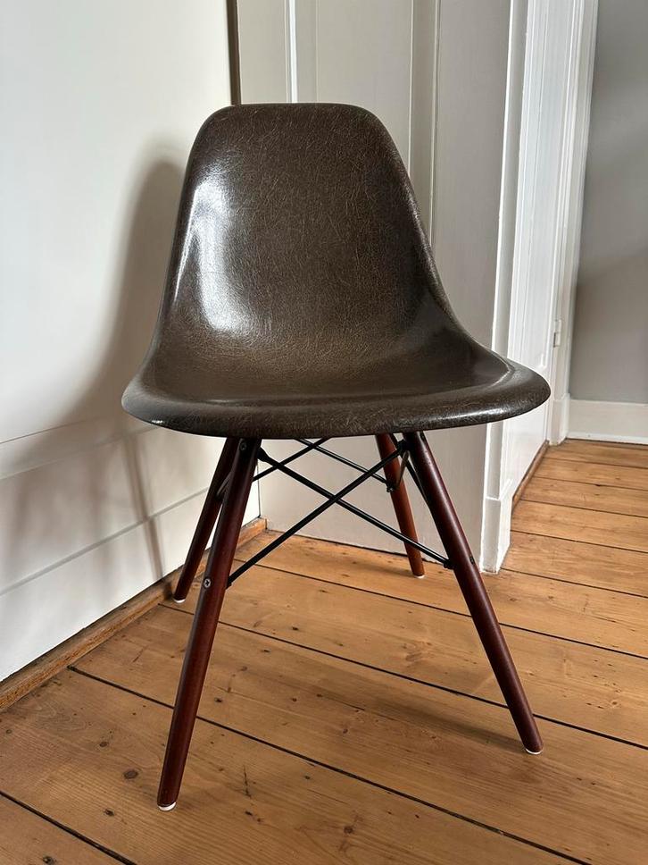2x Eames Herman Miller Glasvezel Stoelen - Origineel, Huis en Inrichting, Stoelen, Gebruikt, Twee, Kunststof, Bruin, Ophalen