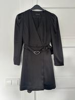 NIKKIE satijnen little black dress in perfecte staat, Kleding | Dames, Ophalen of Verzenden, Zo goed als nieuw, Zwart, Boven de knie