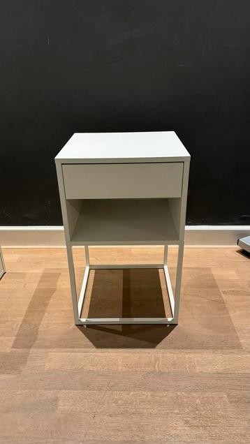 2x IKEA VIKHAMMER nachtkastjes beschikbaar voor biedingen