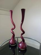 Twee aubergine / paars rose vaas met twister 40cm, Minder dan 50 cm, Glas, Ophalen of Verzenden, Zo goed als nieuw