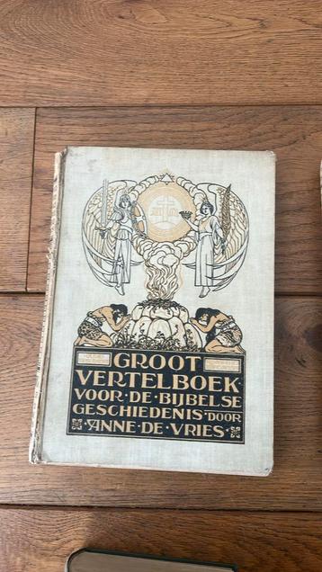 Oude en nieuwe testament beschikbaar voor biedingen