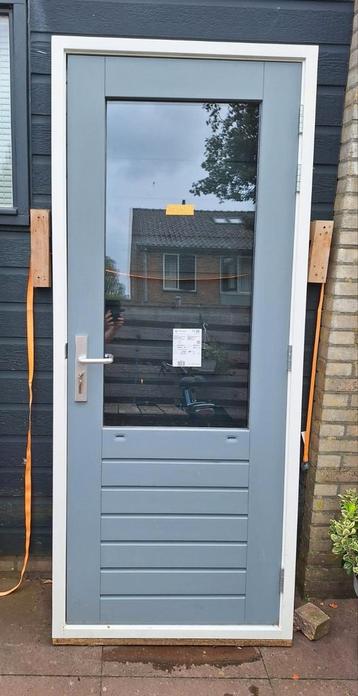 Buitendeur en kozijn, incl isolatieglas beschikbaar voor biedingen