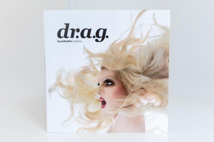 dr.a.g. (dressed as girl), Boeken, Kunst en Cultuur | Fotografie en Design, Zo goed als nieuw, Fotografen, Ophalen of Verzenden