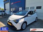 Toyota Aygo 1.0 VVT-i x-play, 5 deurs airco, camera, Voorwielaandrijving, Gebruikt, Euro 6, 4 stoelen