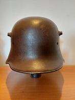 original ww1 German m16 helmet battle damage, Verzamelen, Militaria | Algemeen, Ophalen of Verzenden, Landmacht, Engeland