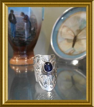 Mooie grote zilveren ring met blauwe / paarse steen