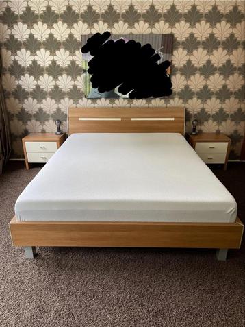 Gratis Bed ombouw 160x200 met 2 nachtkastjes beschikbaar voor biedingen