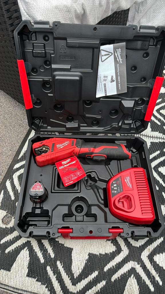 Milwaukee M12 PCSS-202C 12V Li-ion Accu pijpsnijder set, Doe-het-zelf en Verbouw, Gereedschap | Handgereedschap, Zo goed als nieuw