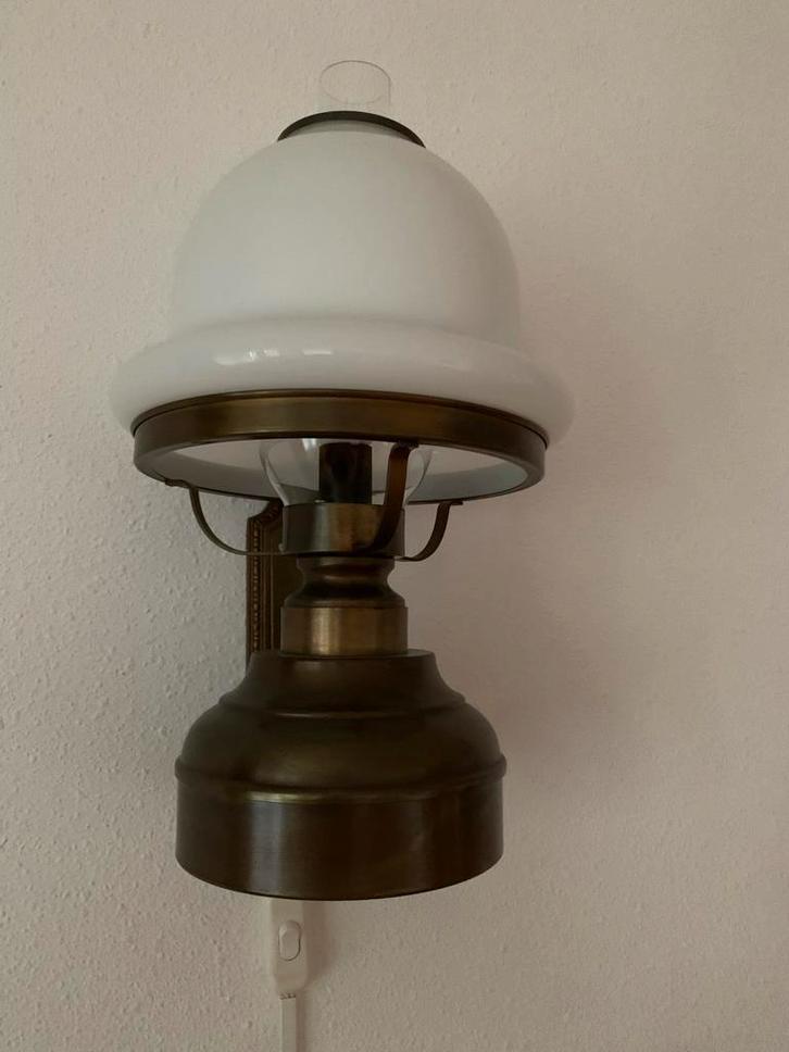 2 Wandlampen met wit glazen kap, Huis en Inrichting, Lampen | Wandlampen, Gebruikt, Glas, Ophalen of Verzenden