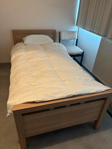 Bed met houten bedrframe beschikbaar voor biedingen