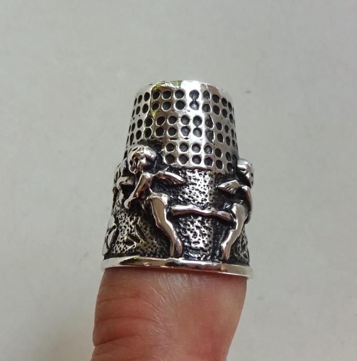 Nederlands zilveren vingerhoed: putti. Dutch Casting Company, Antiek en Kunst, Antiek | Goud en Zilver, Zilver, Ophalen of Verzenden