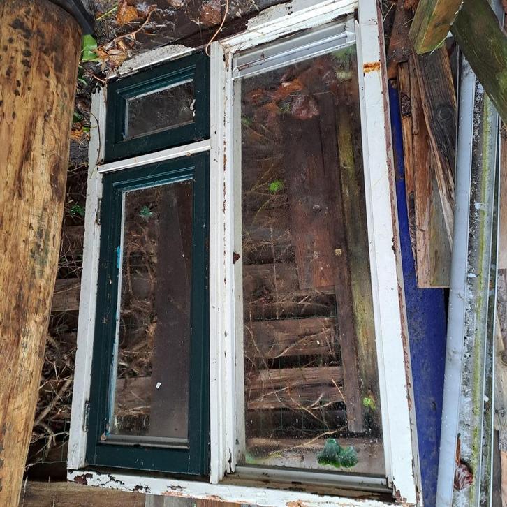 meranti kozijn met ramen afmeting 98 bij 135, Doe-het-zelf en Verbouw, Kozijnen en Schuifpuien, Gebruikt, Raamkozijn, Hout, 75 tot 150 cm