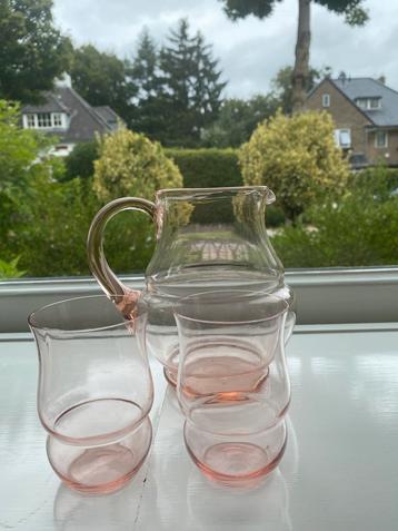 Roze set karaf en twee glazen beschikbaar voor biedingen