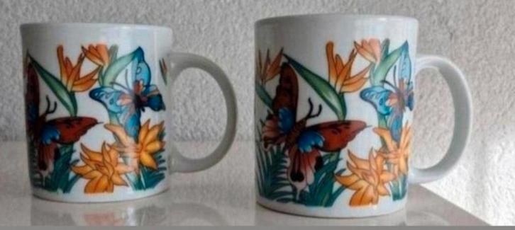 Twee vintage Bekers met Bloemen en Vlinders, Huis en Inrichting, Keuken | Servies, Zo goed als nieuw, Kop(pen) en/of Schotel(s)