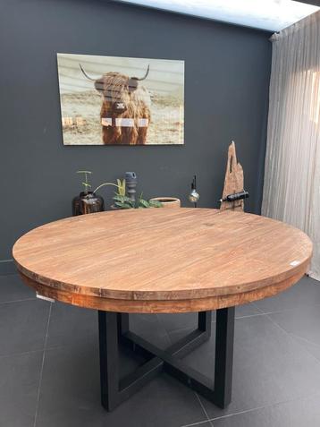 Teak rond 140 met zwart metalen onderstel. 375,- beschikbaar voor biedingen