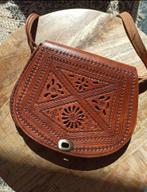 Handgemaakte Leren Schoudertas met Ornamenten, Ophalen of Verzenden, Zo goed als nieuw, Bruin, Schoudertasje