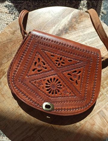Handgemaakte Leren Schoudertas met Ornamenten beschikbaar voor biedingen
