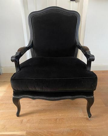 Elegante zwarte stoel beschikbaar voor biedingen