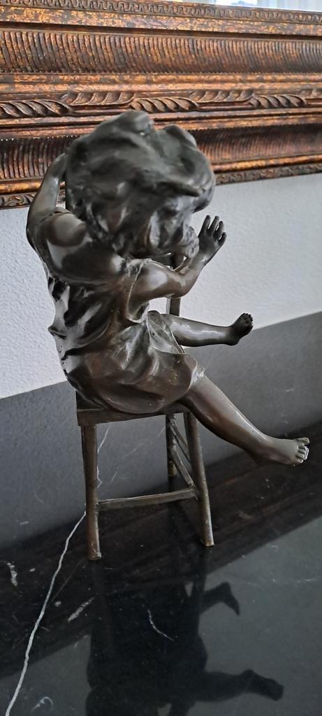 Brons beeldje meisje op stoel, Antiek en Kunst, Kunst | Beelden en Houtsnijwerken, Ophalen of Verzenden