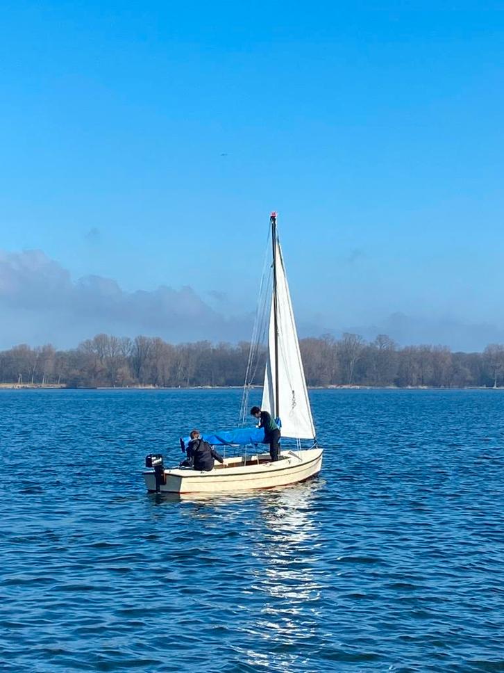Polyvalk 'Sjaak' onderhouden, met nieuwe rolfok en tent!, Watersport en Boten, Zeilen en Zeiltoebehoren, Gebruikt, Minder dan 15 m²
