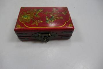 Mooi Chinees kistje bekleed met beschilderd leder beschikbaar voor biedingen