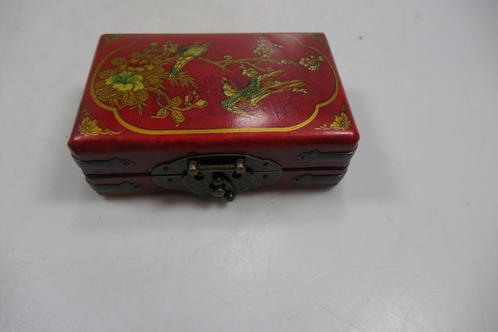 Mooi Chinees kistje bekleed met beschilderd leder, Antiek en Kunst, Kunst | Niet-Westerse kunst, Ophalen of Verzenden