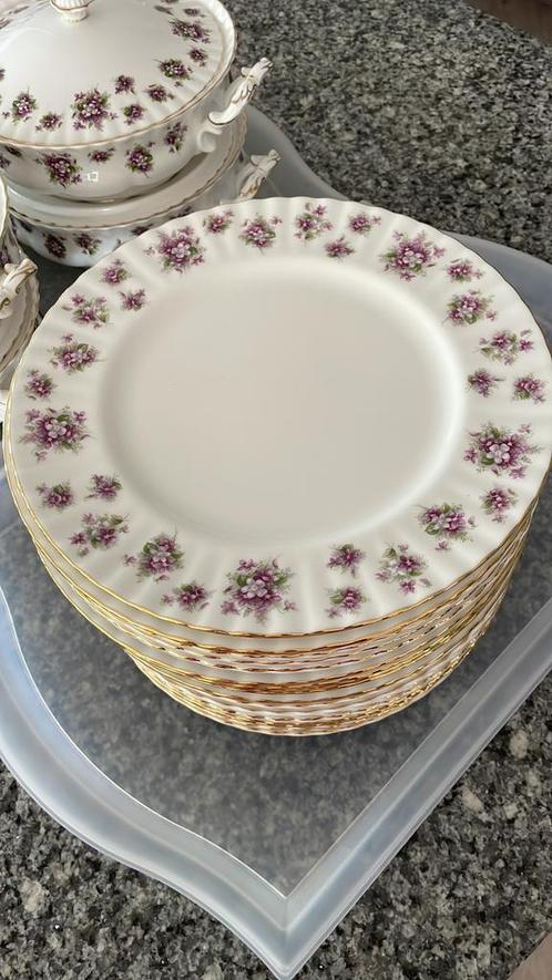 Royal albert SWEET VIOLETS DIVERSE BORDEN 💜💜💜, Huis en Inrichting, Keuken | Servies, Zo goed als nieuw, Bord(en), Overige stijlen