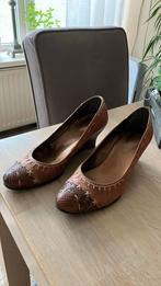 Mooie cognac kleur lederen sleehak pumps met stiksels mt 41, Ophalen of Verzenden, Zo goed als nieuw, Bruin