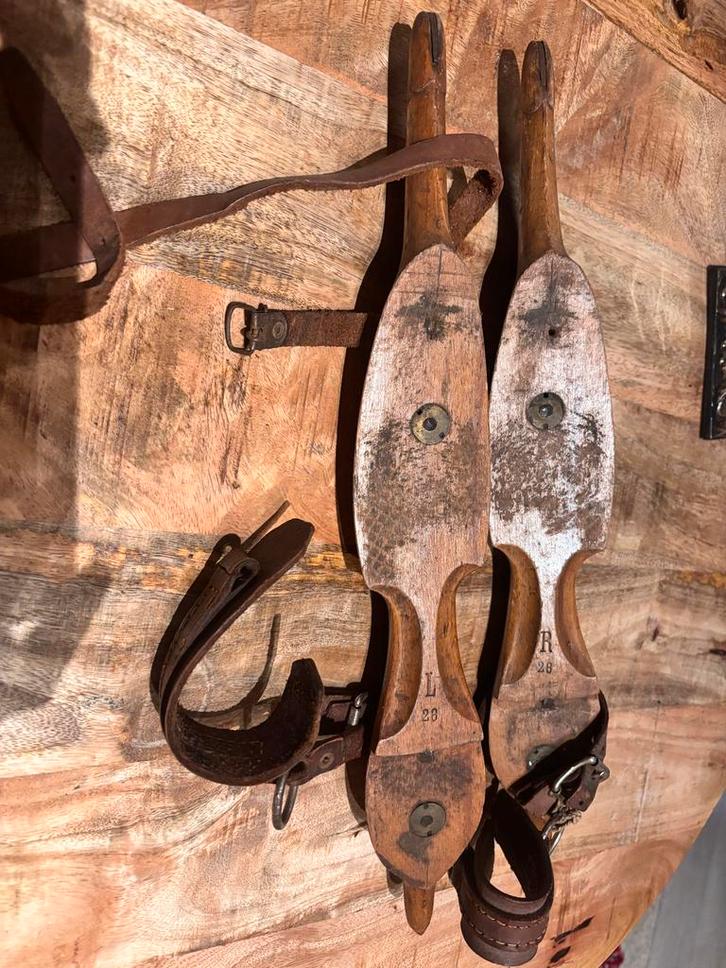 Oude houten kinderski's met leren bindingen, Antiek en Kunst, Antiek | Overige Antiek, Ophalen of Verzenden