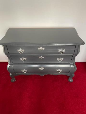 Leuk grijs buikkastje (opknapper) beschikbaar voor biedingen