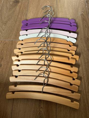 Houten kind/ baby kleding hangers beschikbaar voor biedingen