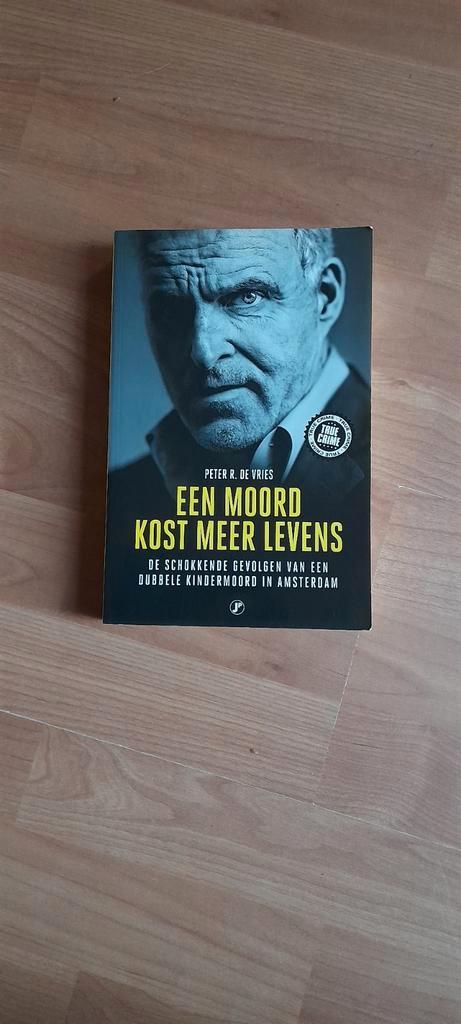Peter R. De Vries - Een moord kost meer levens, Boeken, Detectives, Nieuw, Ophalen of Verzenden
