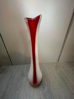 Rode en witte glazen vaas, Ophalen of Verzenden, 75 cm of meer, Rood, Glas