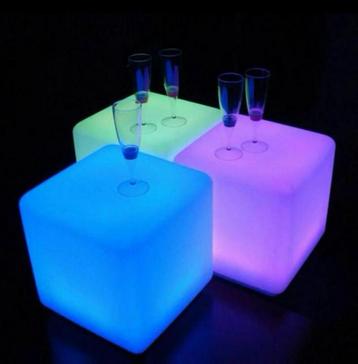 Quintezz vloerlamp .30x30 cm. Gekleurd licht dmv afst. bedie beschikbaar voor biedingen