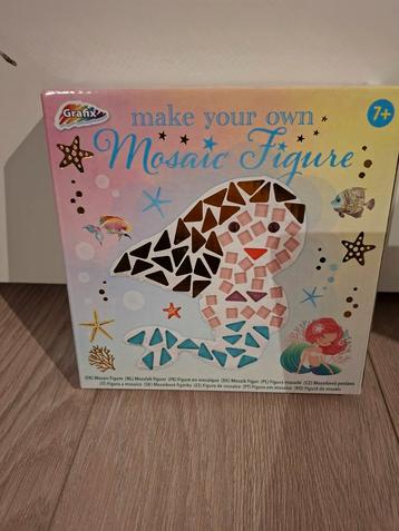 Mozaïek zeemeermin en gips beschikbaar voor biedingen