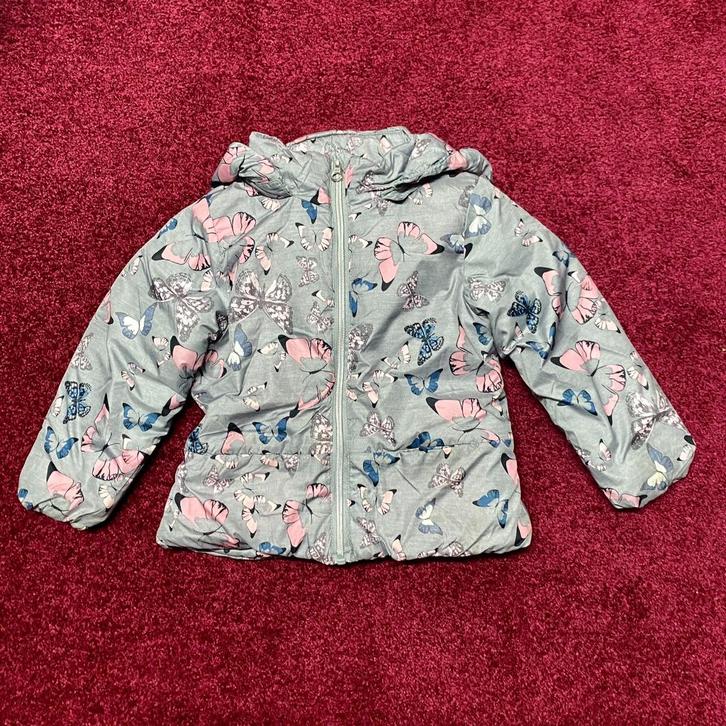 Meisjes winterjas grijs met vlinders - maat 98/104, Kinderen en Baby's, Kinderkleding | Maat 98, Zo goed als nieuw, Meisje, Jas
