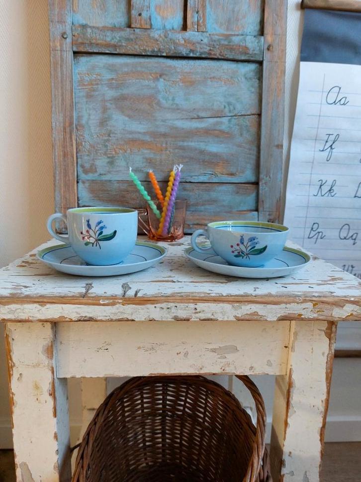 Pastelblauwe handbeschilderde kop en schotels van Regout, Antiek en Kunst, Antiek | Servies los, Ophalen of Verzenden