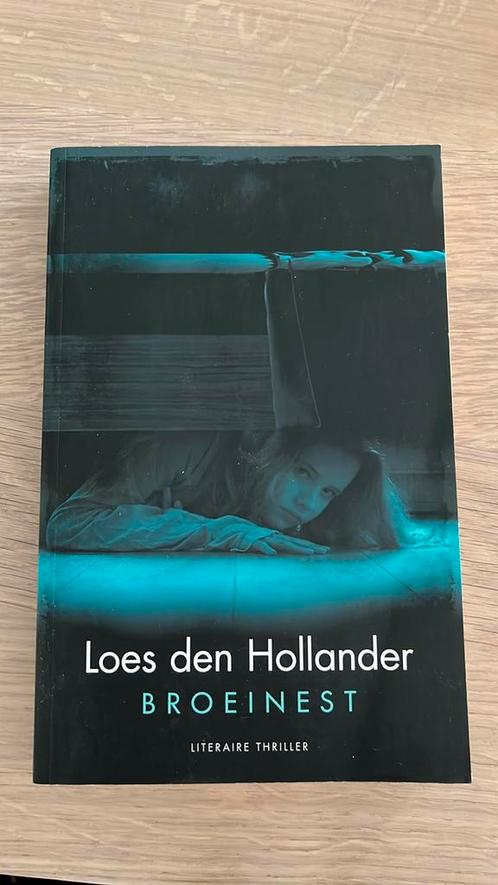 Broeinest - Loes den Hollander, Boeken, Thrillers, Zo goed als nieuw, Nederland, Ophalen of Verzenden