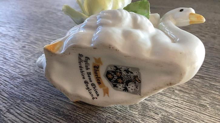 Schattig Zwaan Porseleinen Ornament met Bloemen, Antiek en Kunst, Antiek | Keramiek en Aardewerk, Ophalen of Verzenden