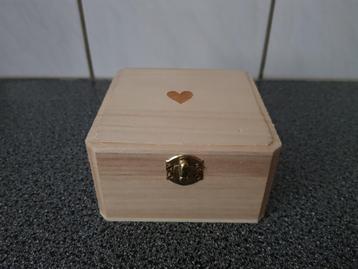Houten kistje met een hartje beschikbaar voor biedingen