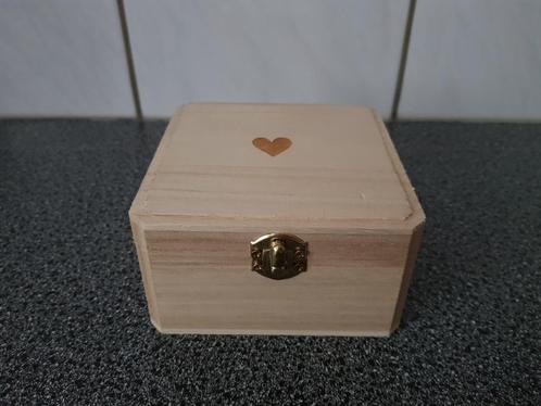 Houten kistje met een hartje, Hobby en Vrije tijd, Feestartikelen, Zo goed als nieuw, Valentijn of Romantisch, Ophalen of Verzenden
