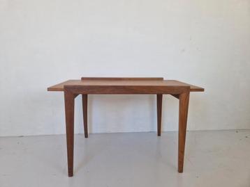 Mooi deens design elegant teak tafeltje.  beschikbaar voor biedingen