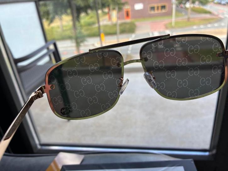 Mooie en nieuwe zonnebril met het logo in het glas, Sieraden, Tassen en Uiterlijk, Zonnebrillen en Brillen | Dames, Nieuw, Zonnebril