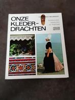 Onze klederdrachten handwerken nieuwstaat, Ophalen of Verzenden, 20e eeuw of later, Zo goed als nieuw