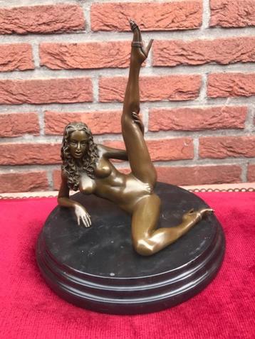 erotisch bronzen beeld, pikant liggende dame beschikbaar voor biedingen